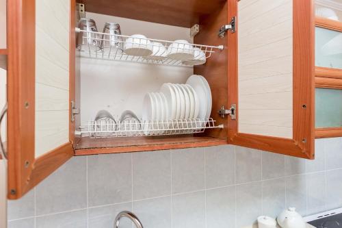 un armadio con stoviglie in cucina di ЖК Жастар Атамекен ЦЕНТР ГОРОДА, ОТЛИЧНАЯ ЛОКАЦИЯ a Almaty