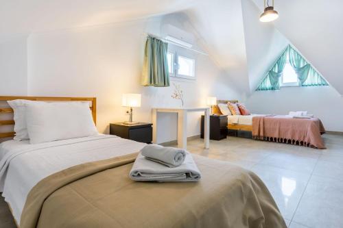 una camera da letto con un letto e un asciugamano sopra di Villa Nergis by Villa Safiya a Göcek