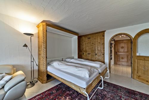 1 Schlafzimmer mit 2 Etagenbetten und einem Sofa in der Unterkunft Chesa Guardaval - Surlej in Silvaplana