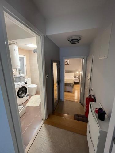 Zimmer mit einem Bad mit einem Bett und einem Flur in der Unterkunft Sunny apartman u resortu, Petrčane, apartman za 4, AKCIJA! in Petrcane