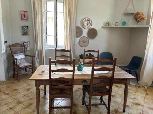 une salle à manger avec une table et des chaises en bois dans l'établissement Maison mitoyenne dans quartier calme, à Saleich