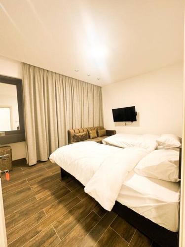 מיטה או מיטות בחדר ב-central apartment for rent 24