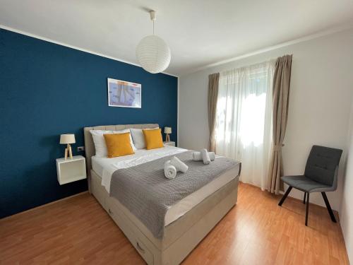 - une chambre avec un lit et une chaise dans l'établissement Mediterra 3, à Crikvenica