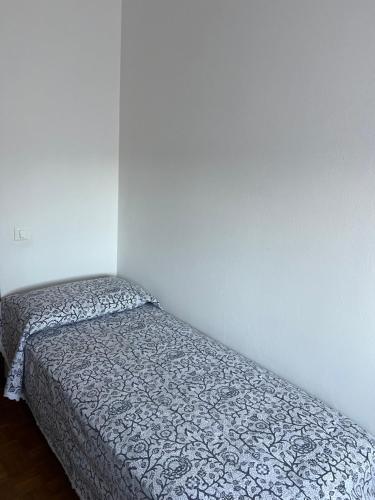 een bed in een hoek van een kamer bij Casa Gazzola in Crespano del Grappa