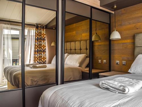 um quarto com 2 camas e um espelho em Holywell Sunset em Cubert