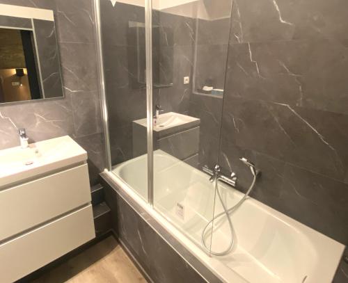 La salle de bains est pourvue d'une douche, d'une baignoire et d'un lavabo. dans l'établissement Luxury Spa Hotel - Ardennes, à Spa