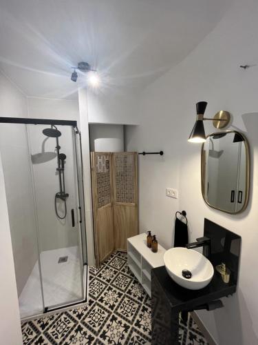 La salle de bains est pourvue d'une douche, d'un lavabo et d'un miroir. dans l'établissement Zibá Córdoba Only Families, à Cordoue