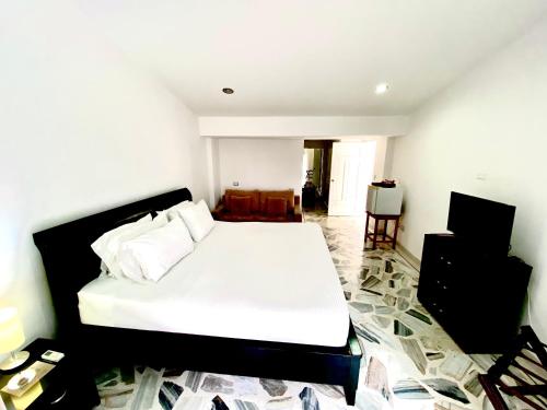 a bedroom with a large white bed in a room at San Laurent in Cali