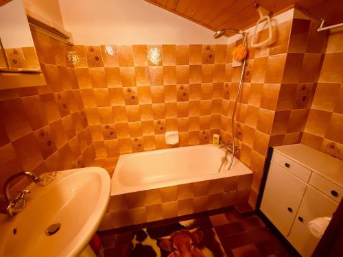 une salle de bain avec une baignoire et un lavabo dans l'établissement 2 pièces cabine sans prétention avec balcon et parking - FR-1-459-47, à La Clusaz