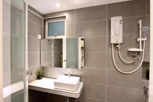 uma casa de banho com um lavatório e um chuveiro em Lovage Stay Melaka em Malaca