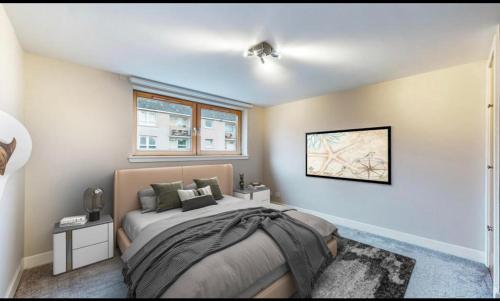 um quarto com uma cama e uma janela em Stylish Ensuite in Maryhill em Maryhill