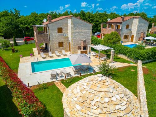Výhled na bazén z ubytování Paradise Villas Istria nebo okolí