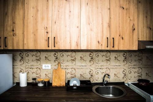 Кухня или мини-кухня в Village house Katarina
