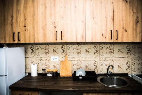 Кухня или мини-кухня в Village house Katarina
