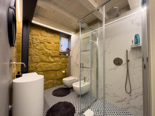 y baño con aseo y ducha acristalada. en A casa di Mammì nella Valle dei templi, en Agrigento