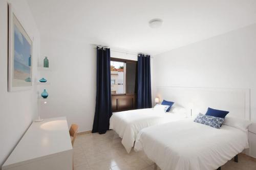 una camera con due letti e una finestra di Apartamento Domínguez, Fuerteventura a Morro del Jable