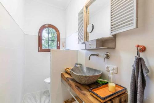 een badkamer met een wastafel op een houten aanrecht bij Villa Sunny en Calpe con piscina Jardin y playas in Calpe
