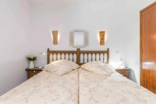 een slaapkamer met een bed met 2 kussens erop bij Villa Sunny en Calpe con piscina Jardin y playas in Calpe