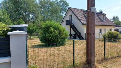 une clôture devant une maison avec un panier de basket dans l'établissement Ma tulipe, à Quend