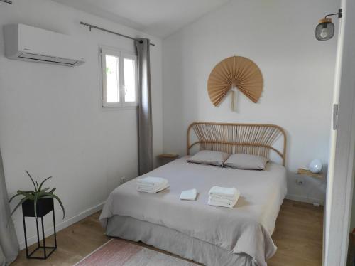 1 dormitorio con 1 cama con 2 toallas en Maison de village en Provence, en Peynier