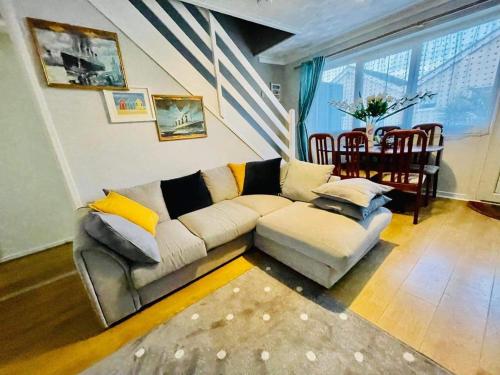 ein Wohnzimmer mit einem Sofa und einem Tisch in der Unterkunft Villa sea view 3-bed heated pool eat bar kids park in Lowestoft