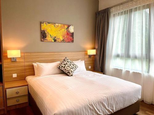 1 dormitorio con 1 cama con 2 almohadas en Hotspring 2 Room 1512 Suite @ Sunway Onsen with Theme Park View 4 pax, en Tambun