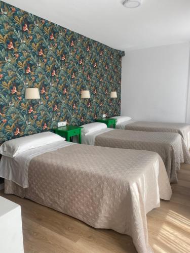 A bed or beds in a room at Hotel Ovetense