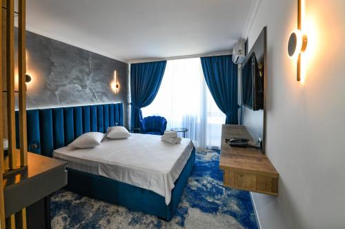 HOTEL TOPAZ 4* CAP AURORA في كاب أورورا: غرفه فندقيه بسرير ونافذه