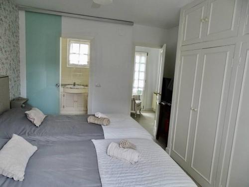 um quarto com 2 camas e toalhas em Villa Familiar con encanto em Hondarribia