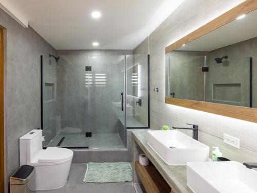 a bathroom with a shower and a toilet and a sink at Bubali Villa in Palm-Eagle Beach