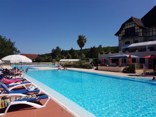 - une grande piscine avec des chaises à côté dans l'établissement Mon chalet en Ariège avec piscine, à Daumazan-sur-Arize