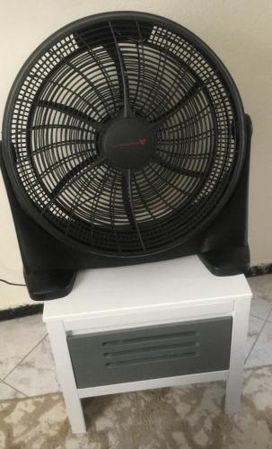 フェズにあるRyan 3の白いスタンドの上に置かれた黒い扇風機