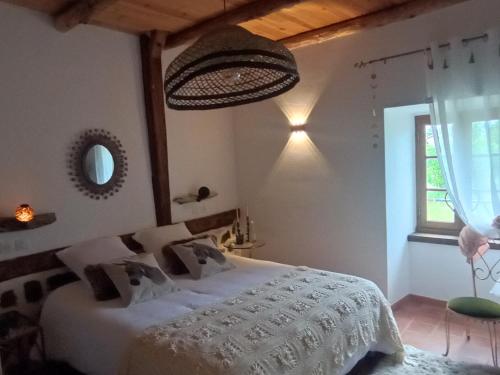 une chambre avec un lit blanc et une fenêtre dans l'établissement 21lemonde, à Le Brignon