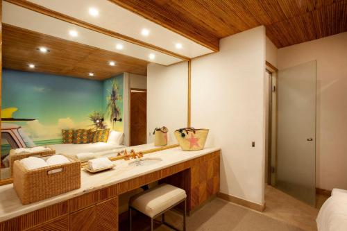 een badkamer met een wastafel en een spiegel bij House with pool and elegant garden in Estoril in Estoril