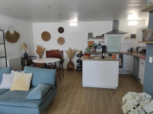sala de estar con sofá y cocina en Maison de village en Provence, en Peynier