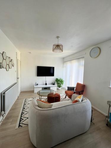 - un salon avec un canapé et deux chaises dans l'établissement Luxury 1bed Flat,Southend-on-sea, à Southend-on-Sea