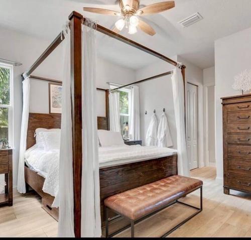 ein Schlafzimmer mit einem Bett und einem Deckenventilator in der Unterkunft Beach-town Pet-Friendly Downtown Home @ 10 acre Park-629 in Sarasota