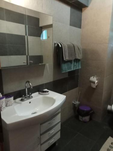 uma casa de banho com um lavatório e um espelho em apartament bloc joylife 18 em Costinesti
