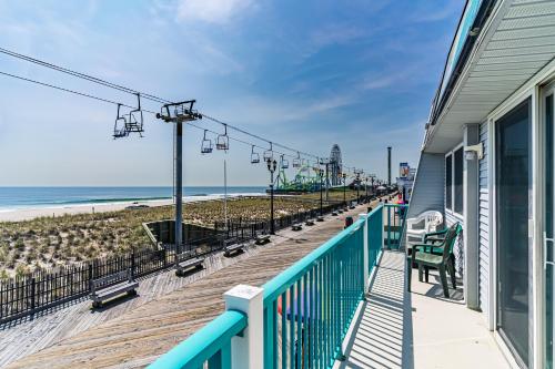 シーサイド・ハイツにあるBoardwalk Sand & Surf Beach Hotel Oceanfrontのビーチとスキーリフトの景色を望むバルコニー