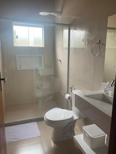a bathroom with a toilet and a shower and a sink at A Casa do Júnior em Visconde de Mauá in Visconde De Maua