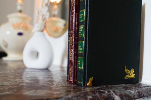 Deux livres sont assis sur une table avec des vases dans l'établissement The Sweetness of Champagne, Hyper-Centre, à Reims