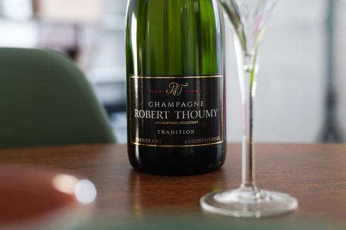 The Sweetness of Champagne, Hyper-Centre