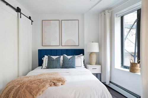 1 dormitorio con 1 cama con cabecero azul en 809-2B New bldg Jr columbus circle Balcony WD en Nueva York