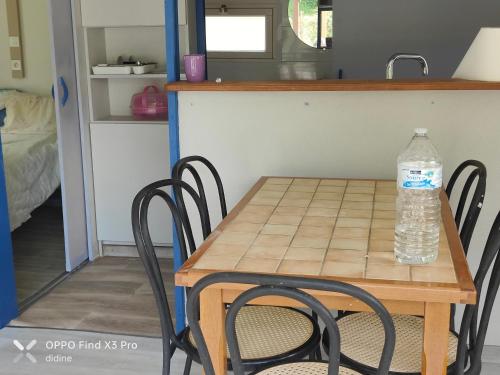 einen Tisch mit einer Flasche Wasser darüber in der Unterkunft l'Espace in Latouille-Lentillac