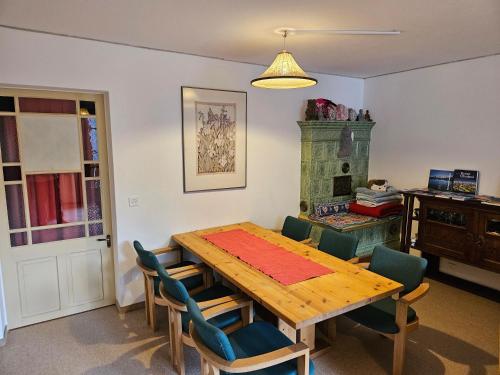 uma sala de jantar com uma mesa e cadeiras e uma lareira em Chalet Aargovia em Wengen