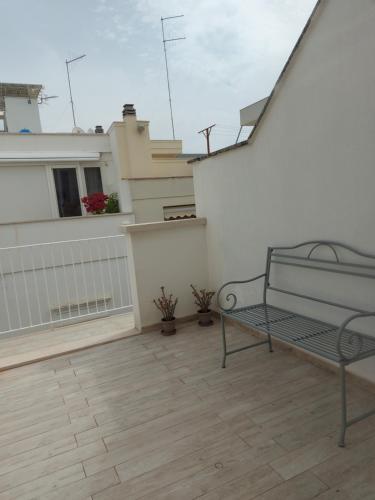 una panchina sul balcone di una casa di TerraViva B&B a Polignano a Mare