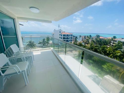 een balkon met stoelen en uitzicht op de oceaan bij San Andrés espectacular apto frente al mar, WI-FI in San Andrés