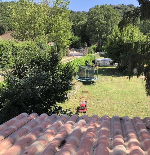 uma vista sobre um telhado com um quintal com um baloiço em Chez Laurence et Pascal em Châteauneuf-du-Rhône