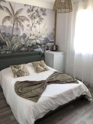 um quarto com uma cama grande e uma pintura na parede em Chez Laurence et Pascal em Châteauneuf-du-Rhône