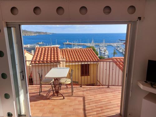 un balcon avec vue sur une marina dans l'établissement Location à banyuls vue panoramique, à Banyuls-sur-Mer